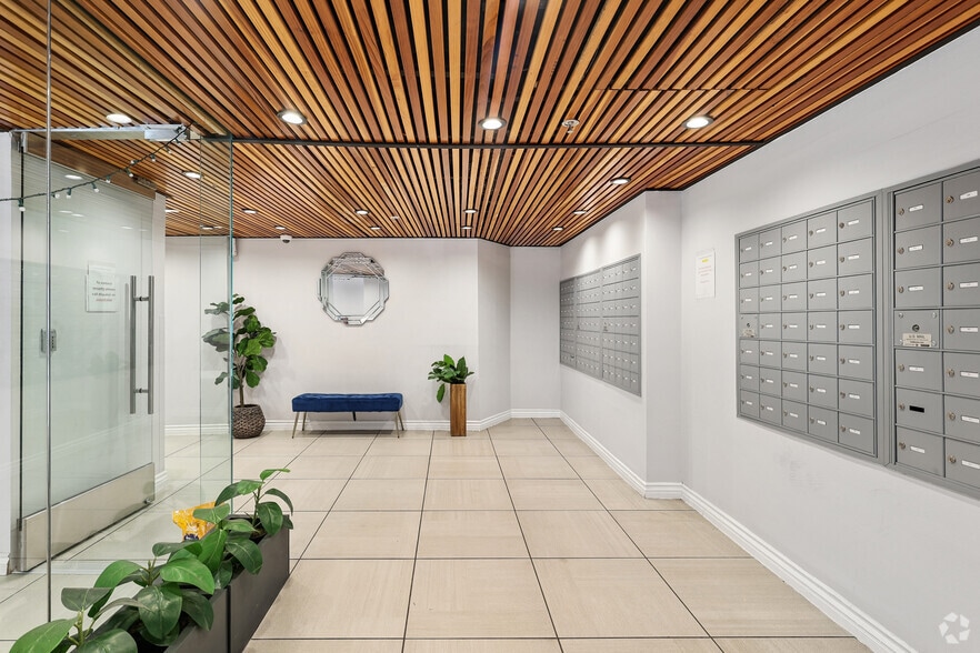 Lobby Photo - Commodore Regency Apartments