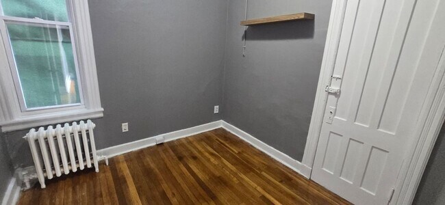 Building Photo - 4 bedroom, 1 bath