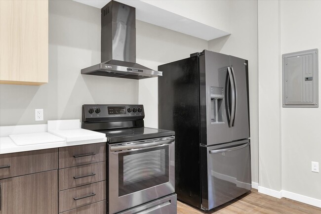 Building Photo - SUMMER SUBLEASE~ 1 BED / 1 BATH APARTMENT ...