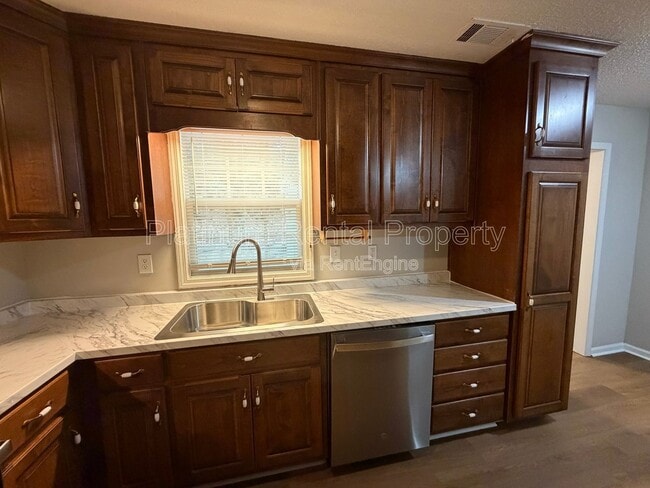 Building Photo - 209 Briarwood Dr