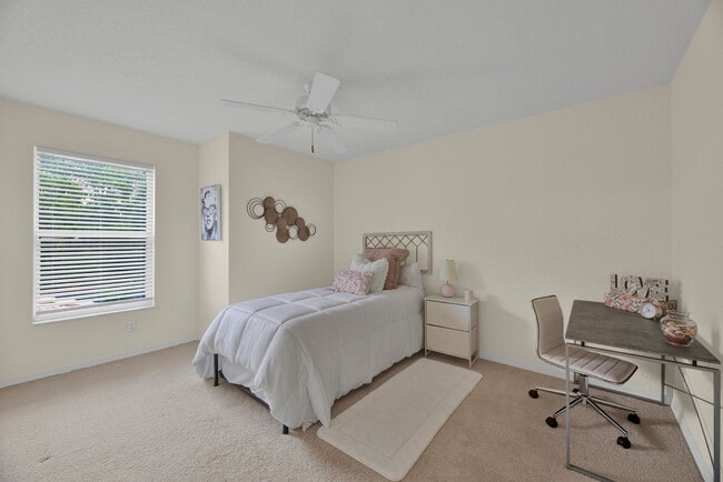 Building Photo - 3/2 Condo available in Emerald Bay!