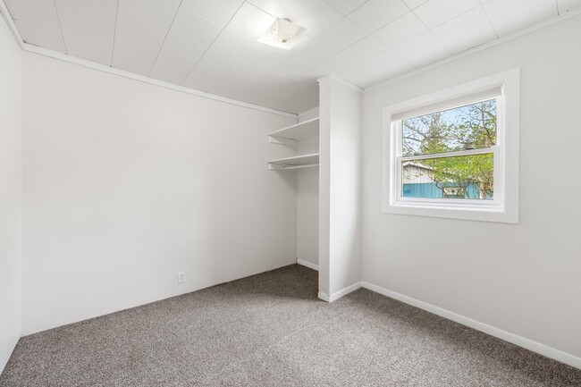 Building Photo - Central CDA rancher 2 bed 1 bath with 2 ca...