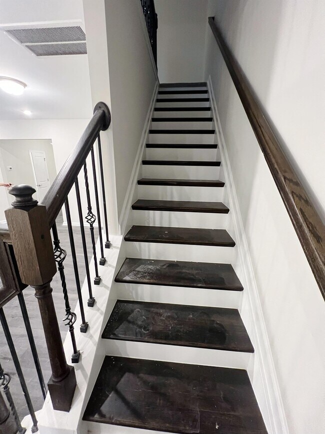 Building Photo - 1106 Crater Lake Way