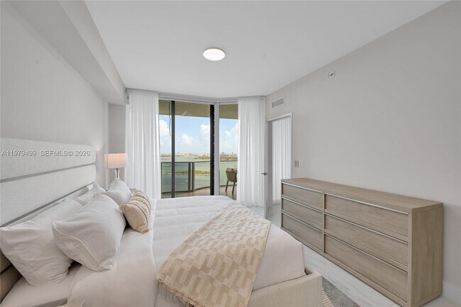 Building Photo - 700 NE 24th St