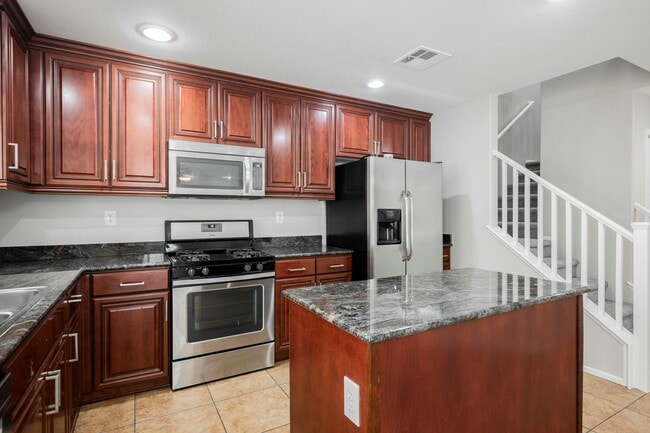 Building Photo - 3 Bedroom, 2.5 Bath Two Story Home in Sout...