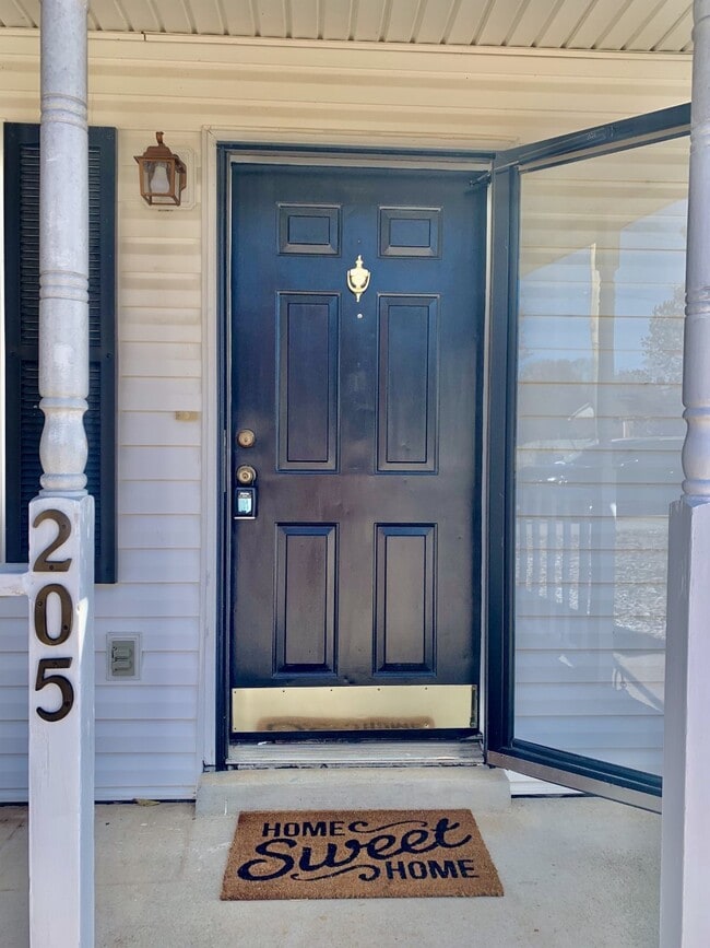 Building Photo - 205 Holland Ridge Dr