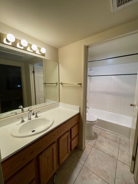 bathroom #2 - 999 Figueroa Ter
