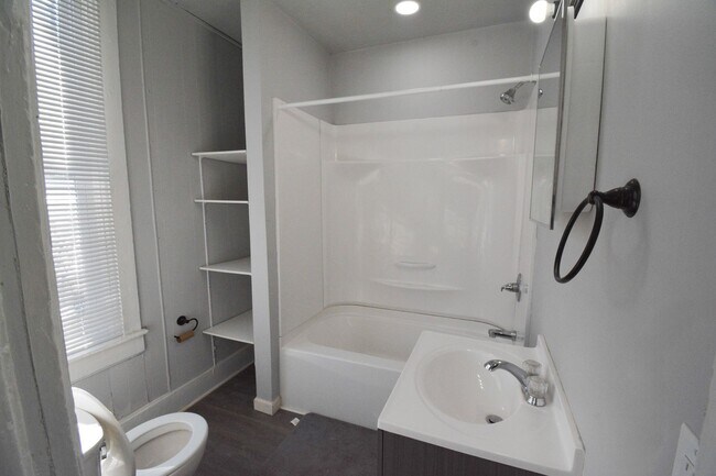 Building Photo - 1516/1520 E Hawthorne Ave