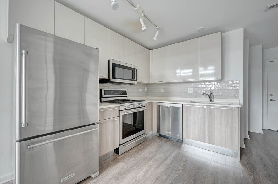 Building Photo - 932 W Dakin St