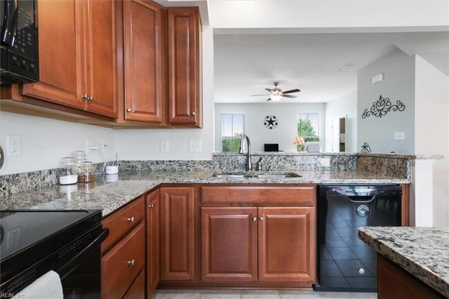 Building Photo - 3 bedroom/ 2 full bathroom and 1 half bath...