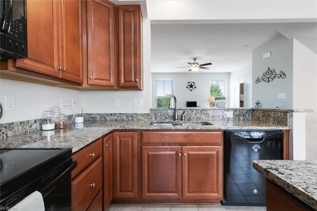 Building Photo - 3 bedroom/ 2 full bathroom and 1 half bathroom -Villages at Candle Station