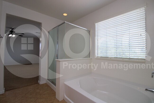 Building Photo - 730 N Robins Way