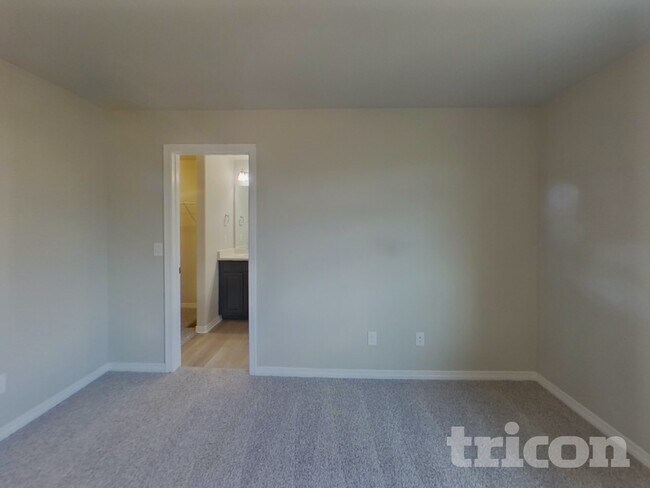 Building Photo - 10865 Aliso Dr