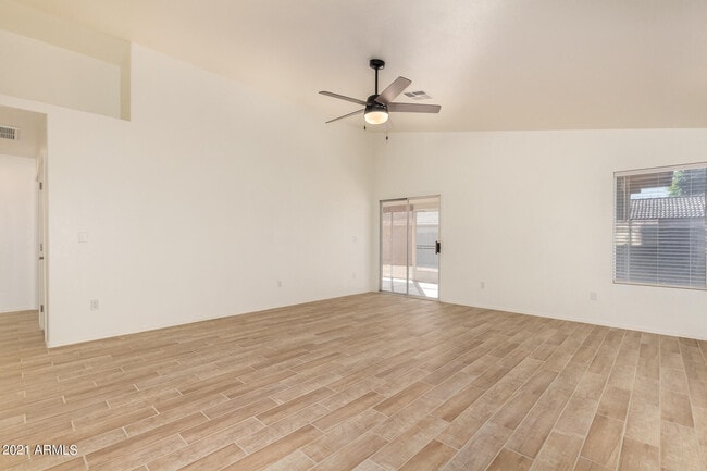 Building Photo - 929 E Saragosa St