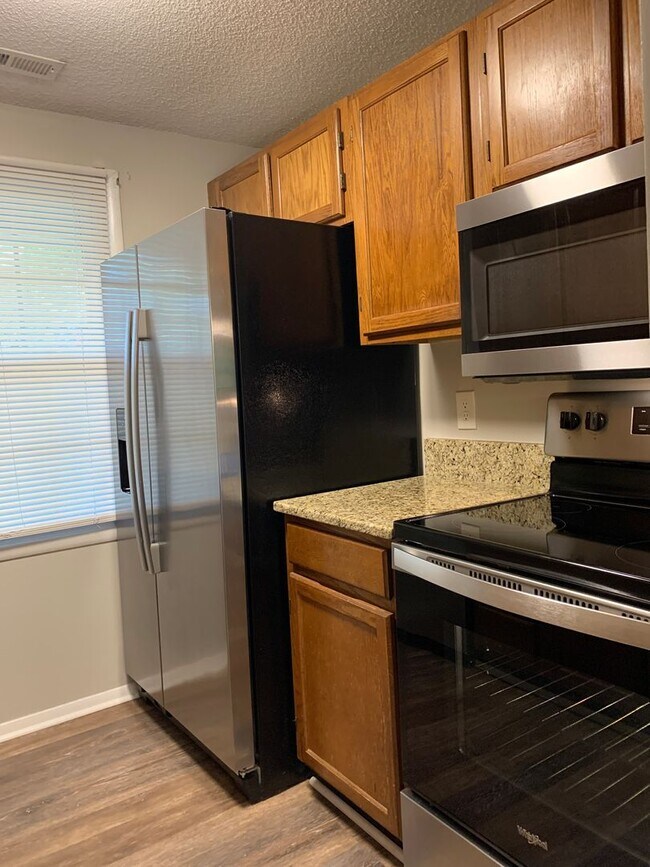 Building Photo - Renovated Raleigh Townhome Conveniently Lo...