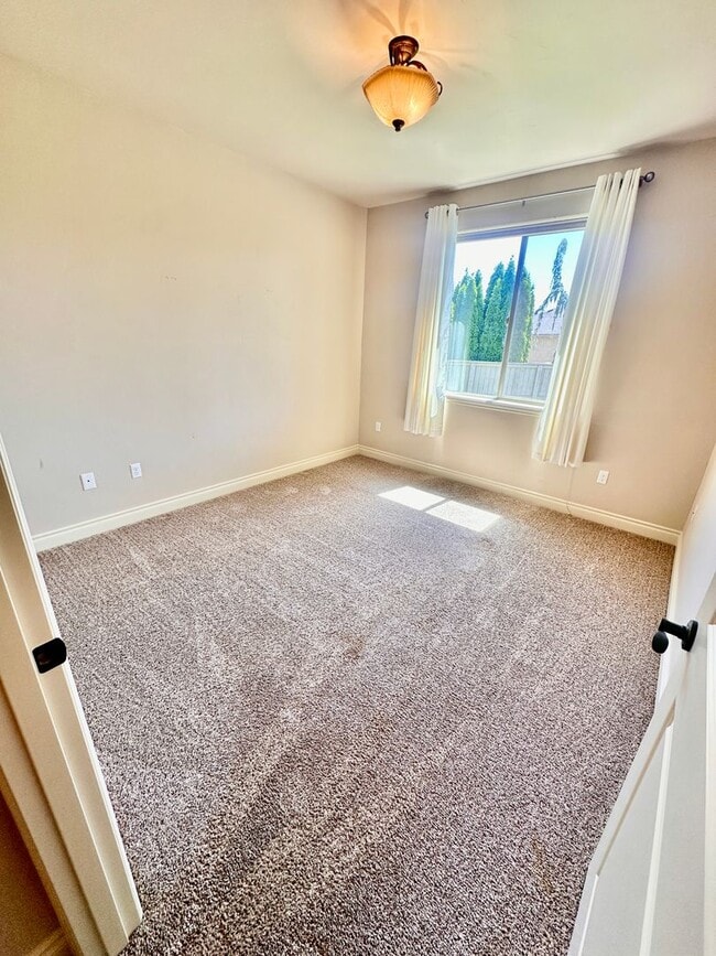 Building Photo - Spacious 4 Bedroom Home in Quiet Cul-de-Sa...