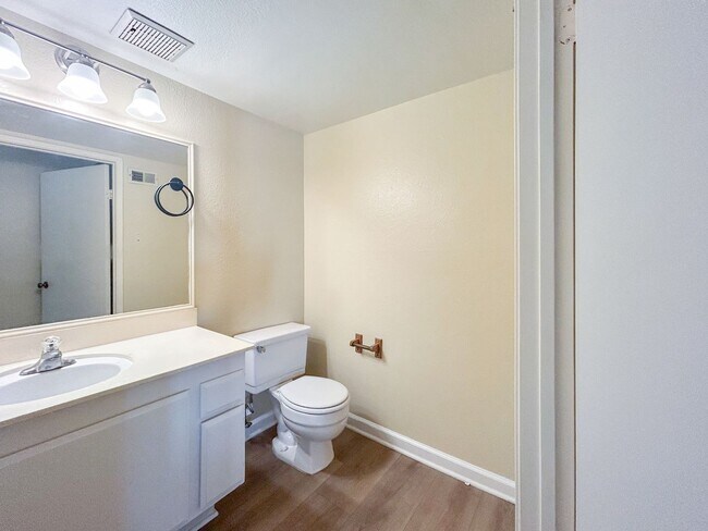 Building Photo - Beautiful 3BD/2.5BA W/ Open Floor Plan and...