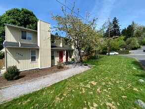 Building Photo - Spacious 2-Bedroom Townhome in Fairhaven with Spacious Fenced Yard