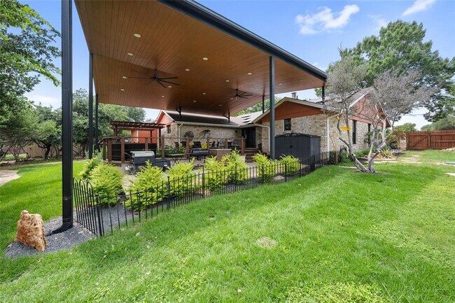Building Photo - 301 Oak Ridge Rd