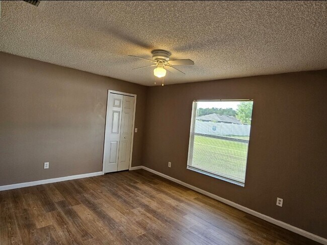 Building Photo - NICE!   LARGE 4 BEDROOM / 2 BATH / 2 CAR G...