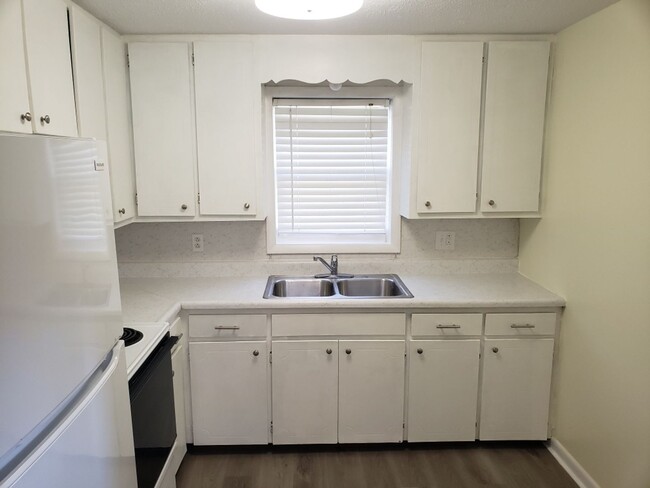 Building Photo - Triplex - 2 Bdrm/1Bath  Kingsport TN