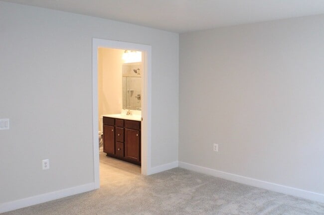 Building Photo - 105 S Peak Dr