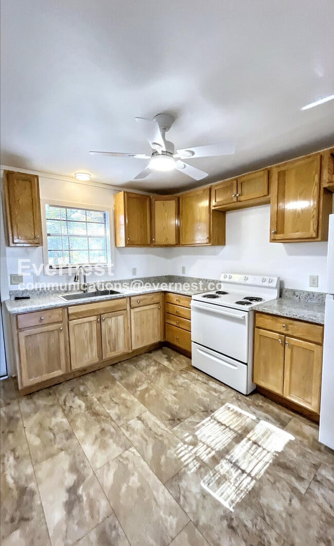 Building Photo - 2 Bed/1.5 Bath Townhome with Fenced Yard / Pet-Friendly / Available Now!