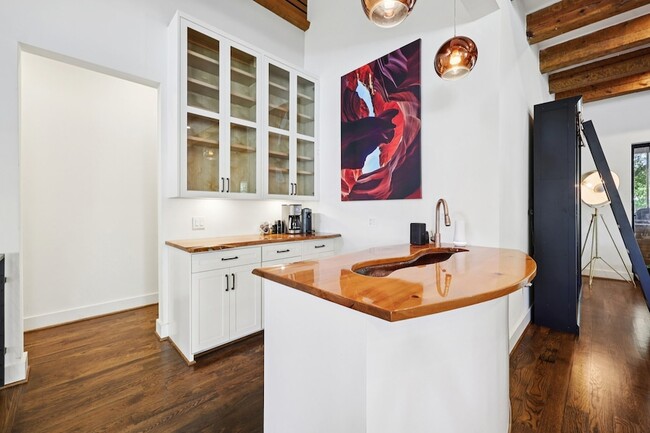 Building Photo - 8635 San Leandro Dr