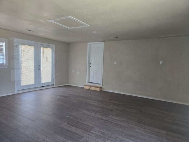 Building Photo - 1711 Doran Dr