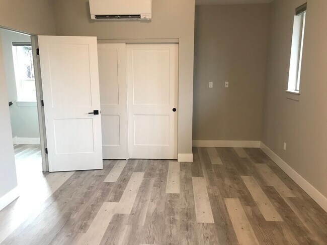 Building Photo - Pet Friendly Three Bedroom in Central Loca...