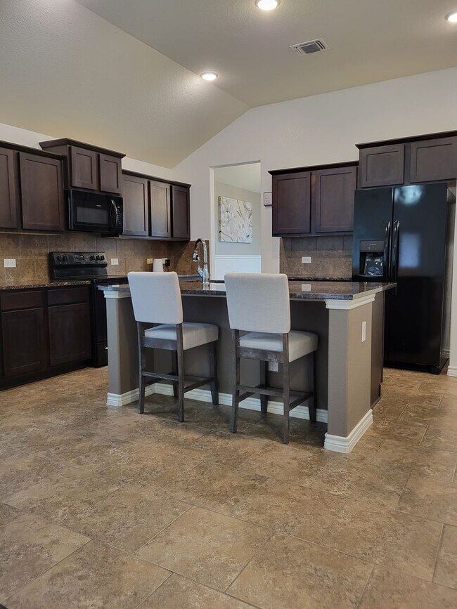 Building Photo - Open floor plan & small pets allowed! 3BD/...