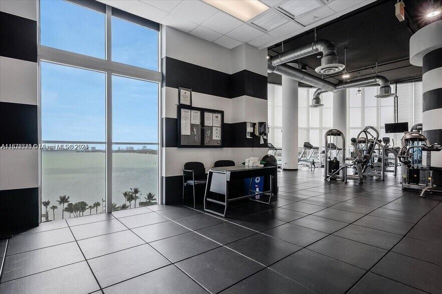 Building Photo - 1800 N Bayshore Dr