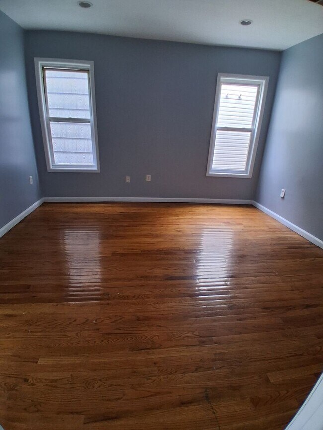 Building Photo - 483 Avon Ave