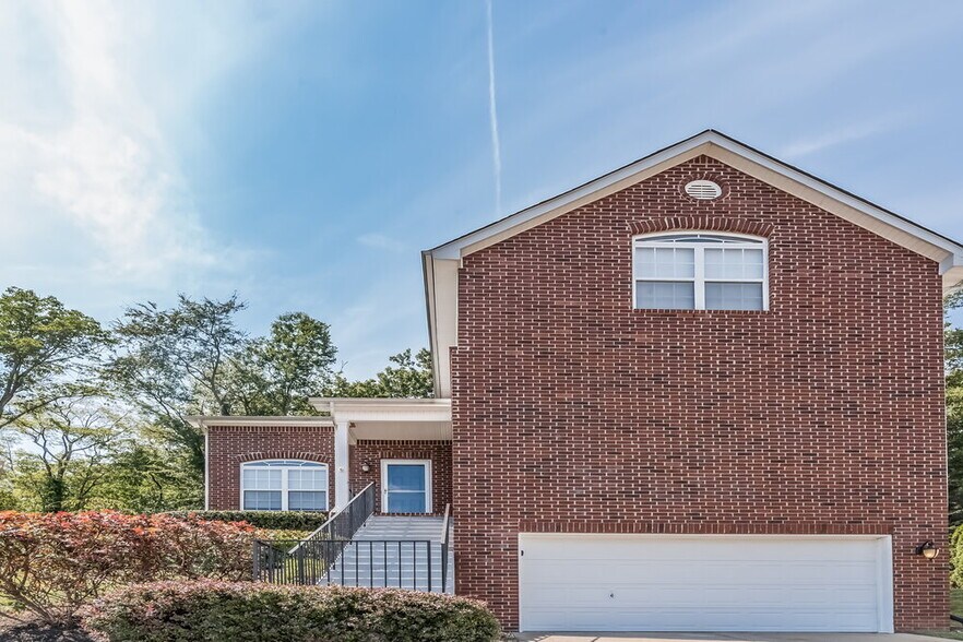 Primary Photo - 111 Coldwater Dr