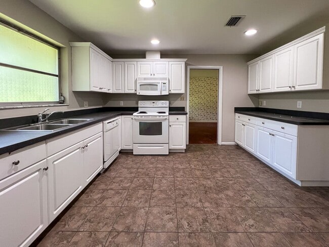 Building Photo - Centrally Located 3BR/2BA House - Availabl...