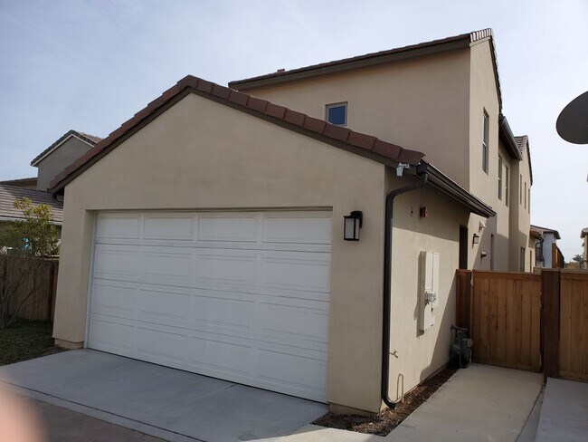 Building Photo - 4 Bedroom 4 Bath Home in The Farm Tract Lo...