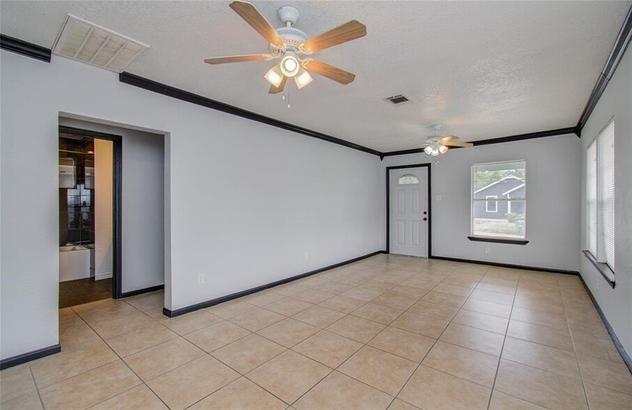 Building Photo - 5319 Bell St