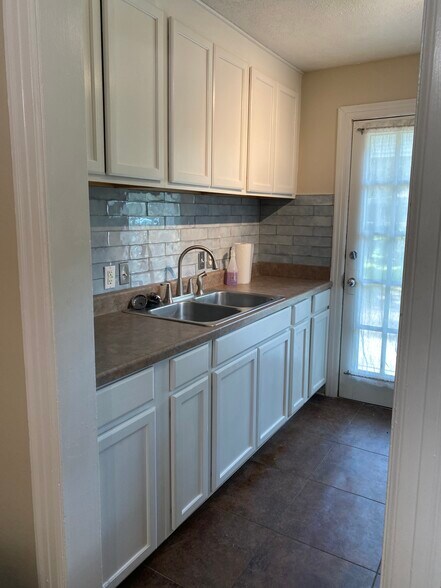 Building Photo - 704 Country Club Rd