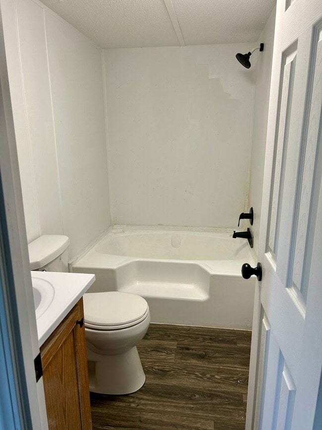 Building Photo - 2 Bed 1 Bath Mobile Home on large lot