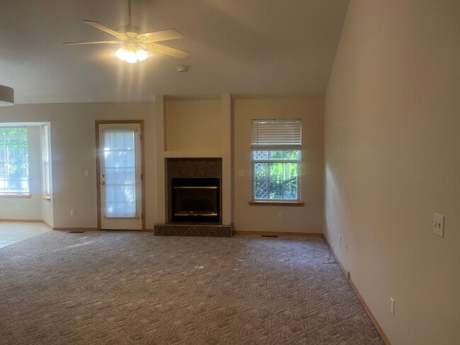 Building Photo - OZARK HOME CHECK OUT this charming 3 bedro...