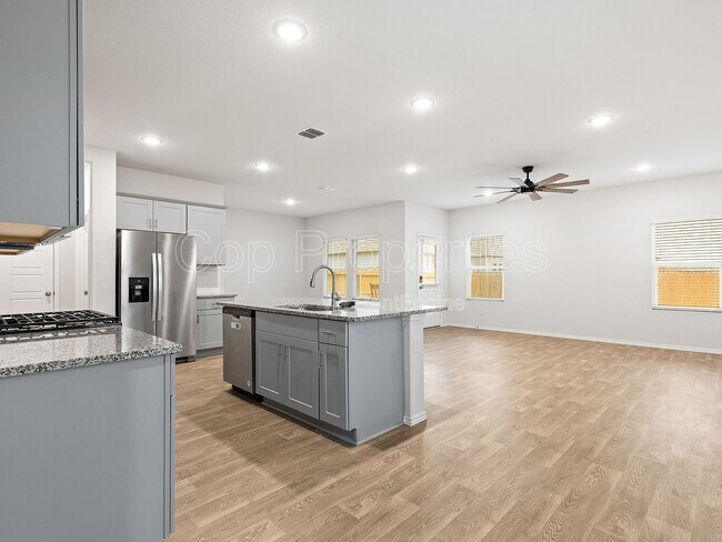 Building Photo - 374 Wayne Way