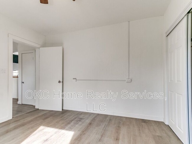 Building Photo - 1812 W Noble Ave