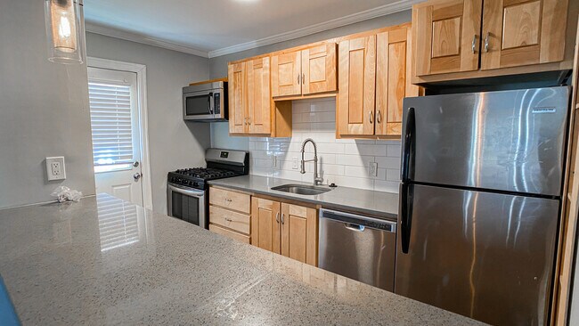 Building Photo - 221 E 46th St