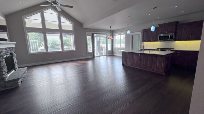 Beautiful Eagle Ridge Home - $500 off mov... - Beautiful Eagle Ridge Home -  $500 off mov...