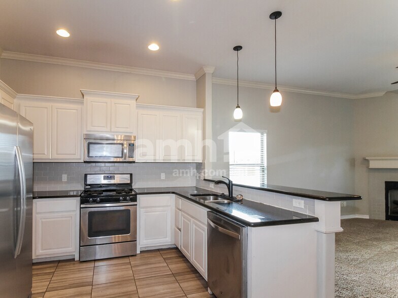 Building Photo - 14500 Sylena Way