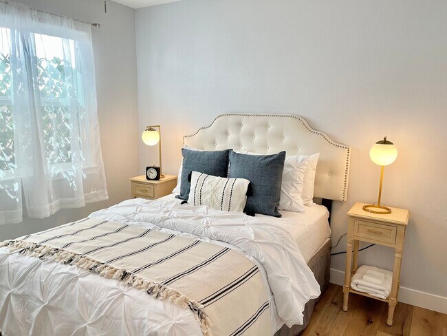 Building Photo - 3945S- The Sunset Lane Cottage | FURNISHED