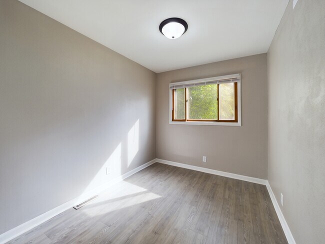 Building Photo - 112 Brady Ln