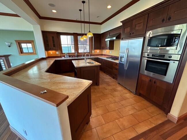 Building Photo - 1285 Campus Dr