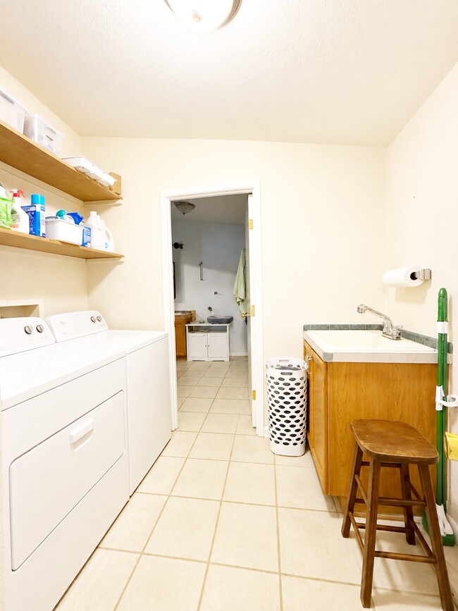 Building Photo - 360 E Rasor Rd
