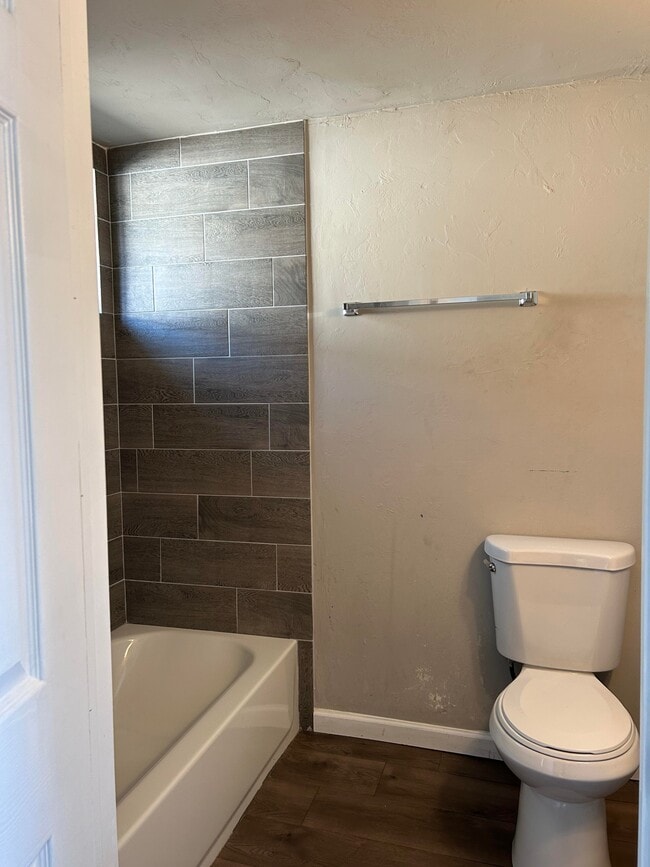 Building Photo - 212 W Blacklidge Dr